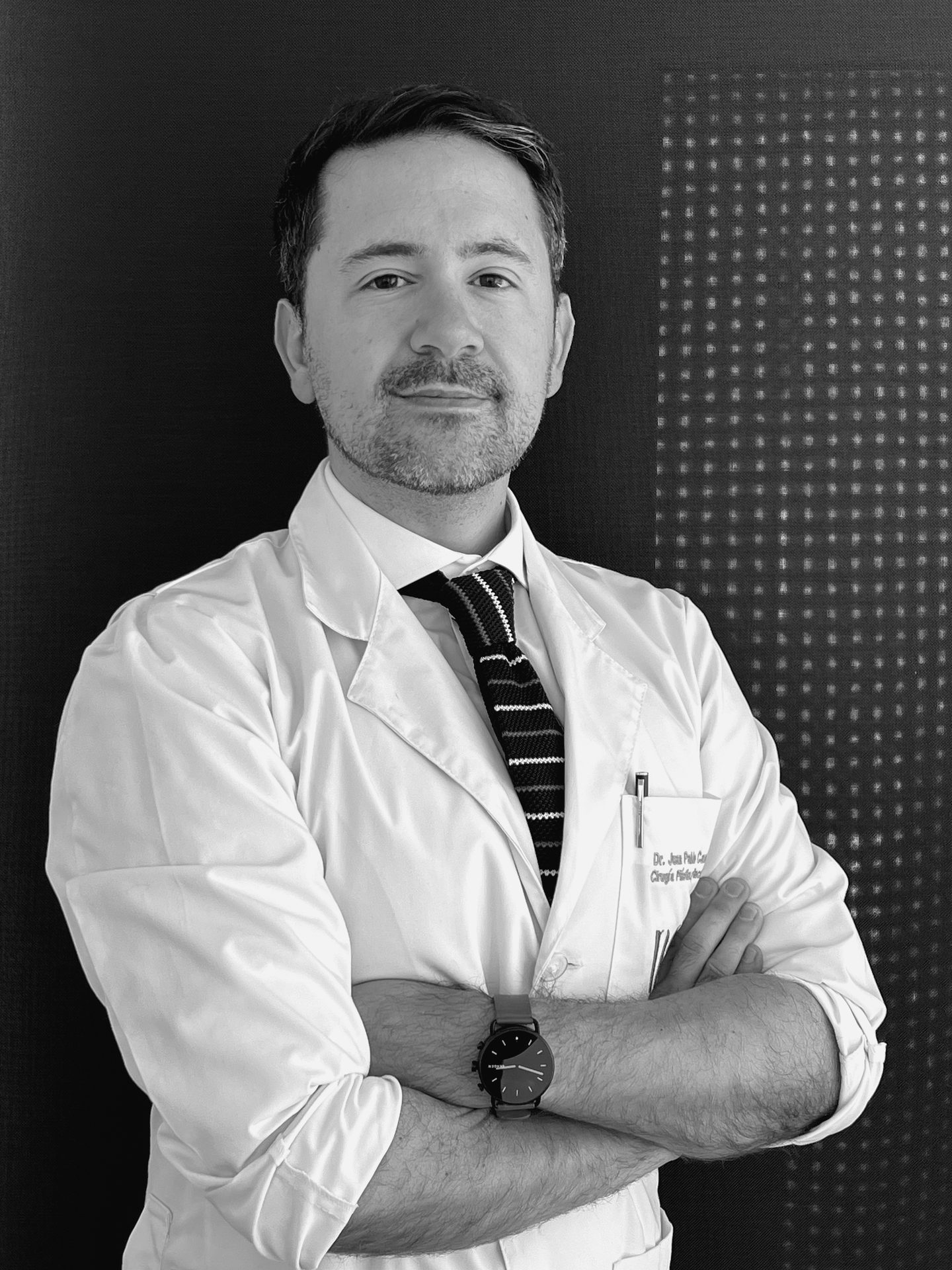 Dr. Camacho con delantal clínico